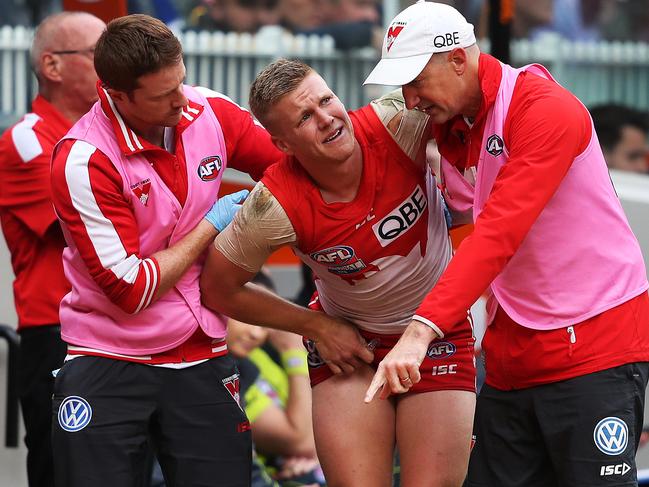 Sydney's Dan Hannebery off injured during AFL Grand Final between Sydney Swans v Western Bulldogs at the MCG. Picture. Phil Hillyard