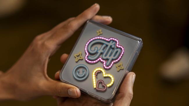 One of the coolest additions to the Flip6 are cases that light up, powered by NFC wireless technology.