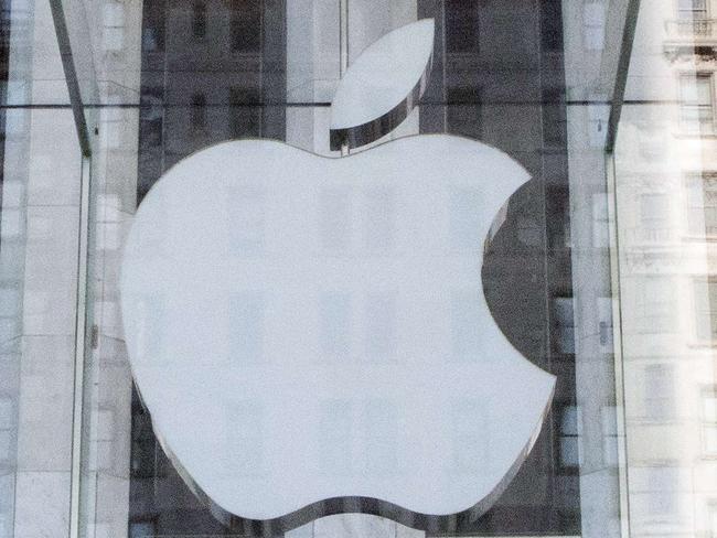 (FILES) This September 17, 2012 file photo shows the Apple logo on the Apple store in New York. Apple will pay up to $400 million to compensate consumers for illegal price-fixing conspiracy for electronic books, officials said July 16, 2014. The settlement would reimburse consumers in 33 states whose authorities sought damages for Apple's price-fixing, according to a statement from New York's attorney general. But the settlement is contingent on the verdict being upheld in a July 2013 federal court ruling that Apple violated antitrust laws by orchestrating a conspiracy with five publishers to raise e-book prices. AFP PHOTO/DON EMMERT