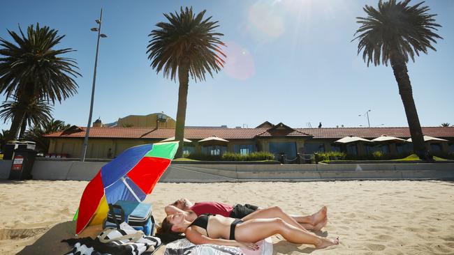 10AM: St Kilda beach. Picture: David Crosling