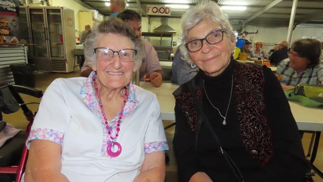 Val Bowman and Marilyn Calvert at ‘Dinner Under the Stars’ by the Kingaroy Men’s Shed.