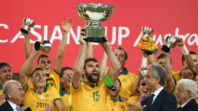 SYDNEY, AUSTRALIA - JANUARY 31: Mile Jedinak of Australia and his team celebrate as he lifts the trophy after victory during the 2015 Asian Cup final match between Korea Republic and the Australian Socceroos at ANZ Stadium on January 31, 2015 in Sydney, Australia. (Photo by Mark Kolbe/Getty Images)