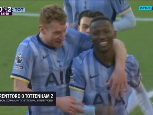 Premier League: Spurs win, City smashed