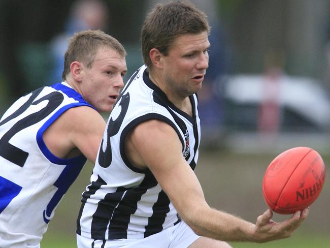 Einsiedel (right) playing for Heatherton in 2009.