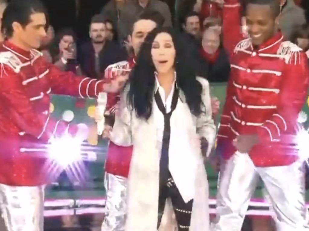 Cher’s voice could still be heard despite the microphone being away from her mouth.