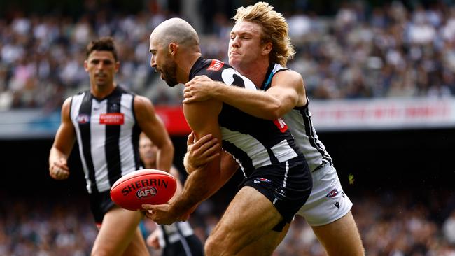 MELBOURNE, AUSTRALIA - MARCH 25: Steele Sidebottom of the Magpies is tackled by Jason Horne-Francis of the Power during the 2023 AFL Round 02 match between the Collingwood Magpies and the Port Adelaide Power at the Melbourne Cricket Ground on March 25, 2023 in Melbourne, Australia. (Photo by Michael Willson/AFL Photos via Getty Images)