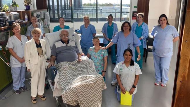 Richard Misior with Gold Coast University Hospital staff after leaving intensive care following a 77-day battle with COVID-19 related pneumonia. Picture: Gold Coast Health.