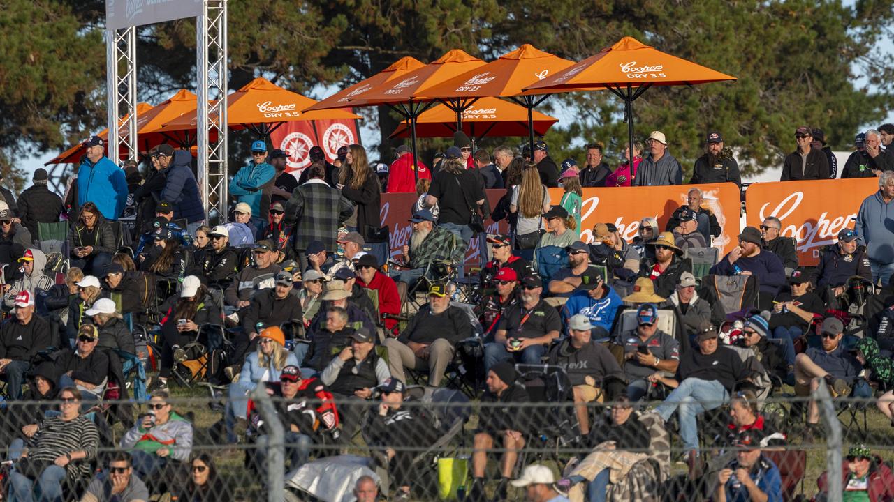 30,000 fans get their backside trackside for Supercars
