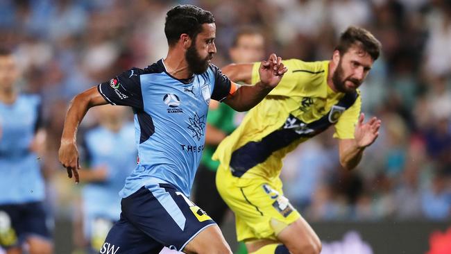 Antony Golec chases down Alex Brosque. (Photo by Matt King/Getty Images)