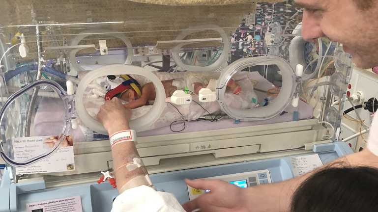 Toowoomba's Alyce Nelligan and Brendan Cooke see their baby Alessandra for the first time. Picture: Erica Henderson