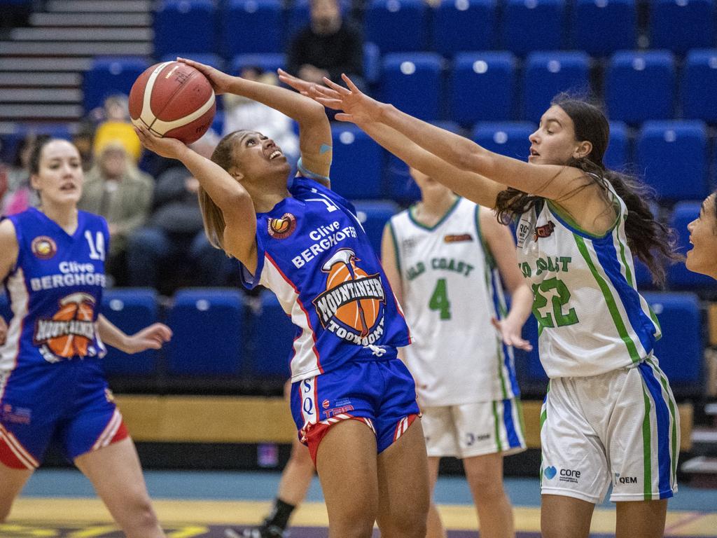 Despena Dickerson, Mountaineers. QSL basketball, Mountaineers vs Gold Coast Rollers. Friday, June 18, 2021. Picture: Nev Madsen.