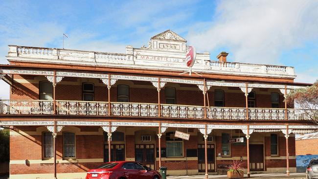 The Melbourne-based former owners have sold The Club Hotel, in Minyip.