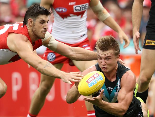 SYDNEY, AUSTRALIA - MARCH 25: Ollie Wines of the Power handballs during the round one AFL match between the Sydney Swans and the Port Adelaide Power at Sydney Cricket Ground on March 25, 2017 in Sydney, Australia. (Photo by Mark Kolbe/Getty Images)