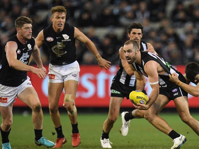 Steele Sidebottom of the Magpies (third from left) is seen in action during the Round 14 AFL match between the Collingwood Magpies and the Carlton Blues at the MCG in Melbourne, Sunday, June 24, 2018. (AAP Image/Julian Smith) NO ARCHIVING, EDITORIAL USE ONLY