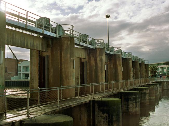 Flooding in Glenelg North due to failure of Patawalonga flood gates after heavy rain - weir 27 Jun 2003./Floods/SA