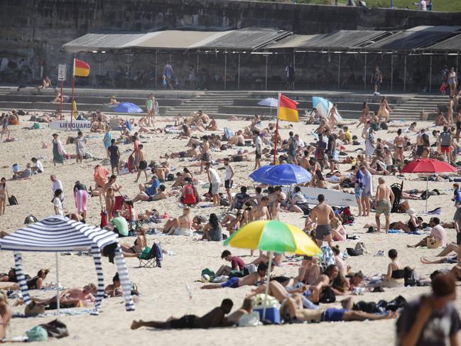 SYDNEY, AUSTRALIA - NewsWire Photos NOVEMBER 16, 2020 -  Hundreds of people flocking to Coogee Beach as Sydney is facing a brutal heatwave with temperatures set to hit 36C on Monday, November 16, 2020.Picture: NCA NewsWire / Christian Gilles