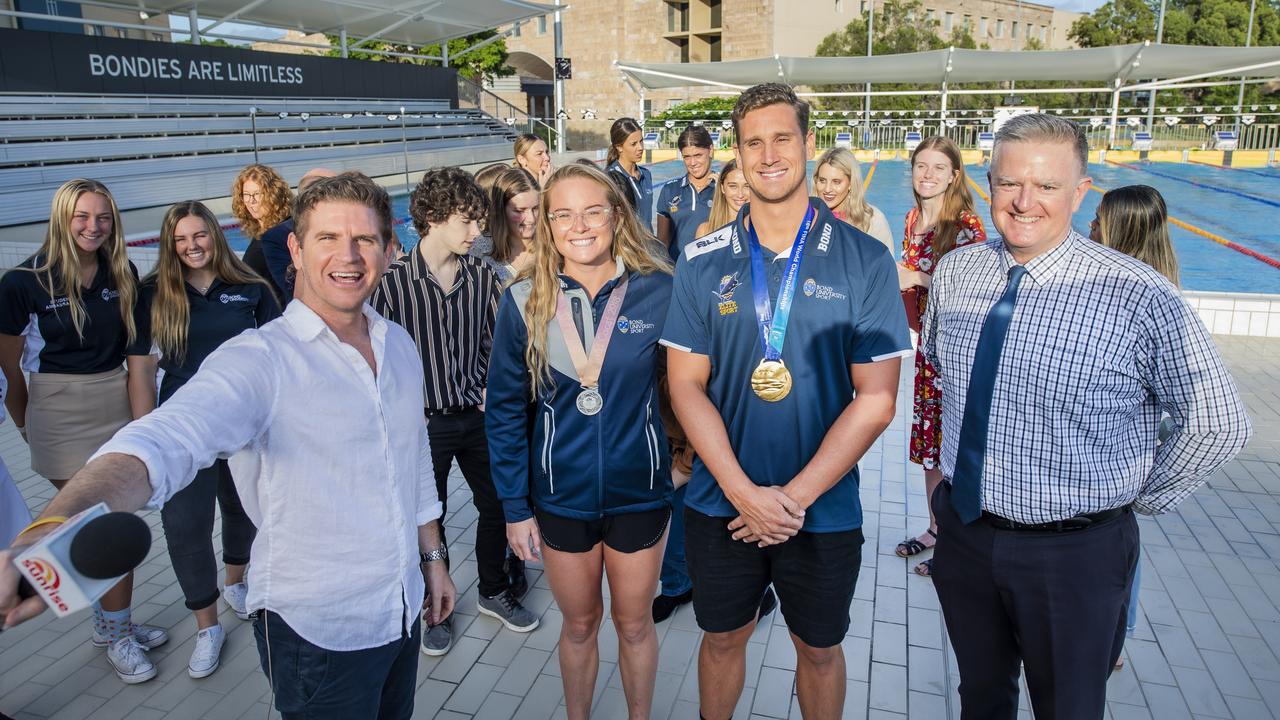 Sunrise weatherman Sam Mac with students at Bond University. Picture: Cavan Flynn/Bond University.