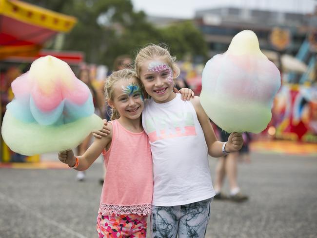 Sisters from Fairlight Sophie, 6, and Taylor Journeaux, 8, with fairy floss flowers. Picture: Dylan Robinson