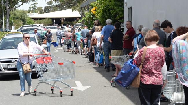 Main Road, Blackwood, at about 1.30pm on Wednesday. Lines around the block at Coles and cars queuing onto the street at Belair Hotel. Picture: Ben Brennan