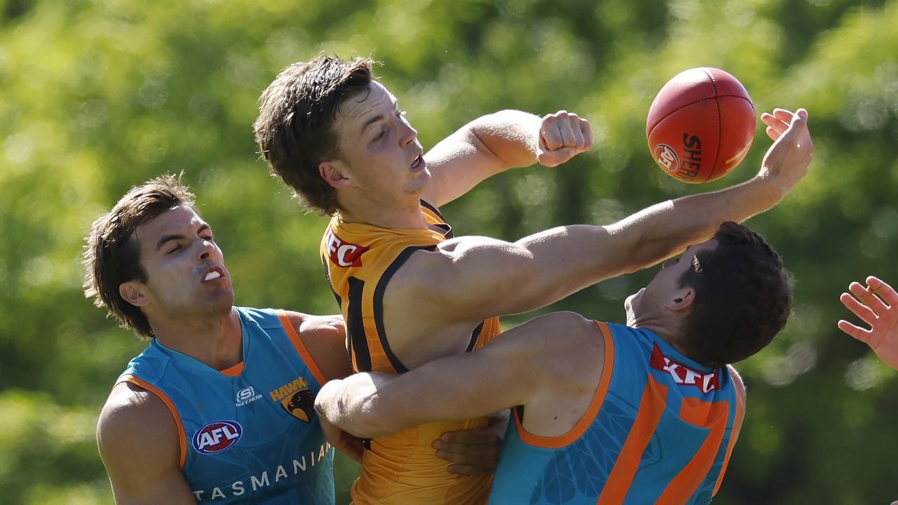 Henry Hustwaite fires out a handball in congestion. Picture: Michael Klein