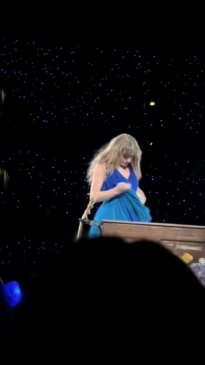 Taylor Swift stops the show as she suffers wardrobe malfunction