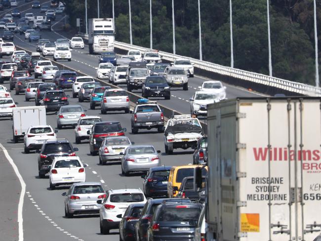 Traffic conditions on the M1 southbound from Brooklyn to Pennant Hills rd . Traffic heavy on the Mooney Mooney bridge after a minor accident 5 kms south .