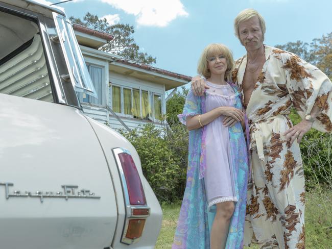 Neighbours Stars Kylie And Guy Pearce Reunite For Swinging Safari Movie 4170
