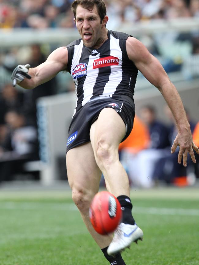 Travis Cloke kicks for goal during the 2011 grand final for Collingwood.