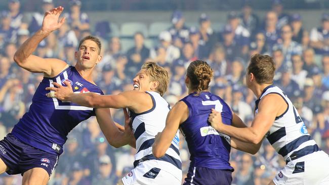 Aaron Sandilands and Nat Fyfe were back for Fremantle; but their dominance at the hit-outs, reminiscent of 2015, didn’t mean much against Geelong. (AAP Image/Tony McDonough)