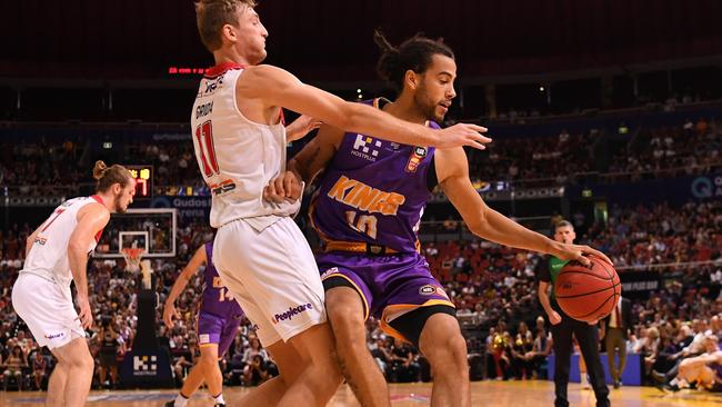 Daniel Grida of the Hawks challenges the Kings’ Xavier Cooks. Picture: AAP