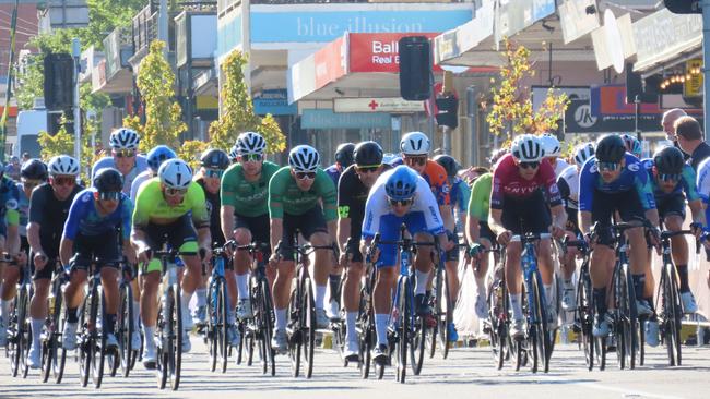 The RoadNats 2023 elite mens' criterium on Sturt St.