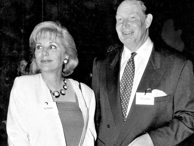 Ita Buttrose and Kerry Packer at a function in 1992. Picture: Michael Perini