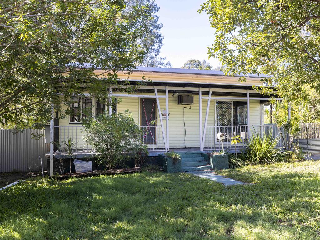 An abandoned / unoccupied, flood damaged house on Bale Street, Rocklea. Many houses in Rocklea have been unoccupied since the floods in February, with some even unoccupied since the 2011 flood. Picture : Matthew Poon.