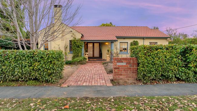 4 Belmore Gardens, Barton.