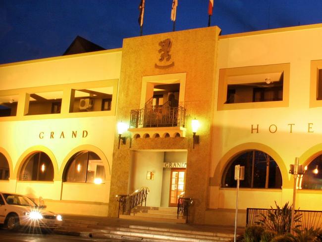 TRAVEL: Mildura Grand Hotel. Escape. Postcards prize.