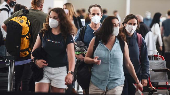 Travellers crowded the check-in desks at Sydney domestic airport, racing the border closures. Picture: NCA NewsWire/Flavio Brancaleone