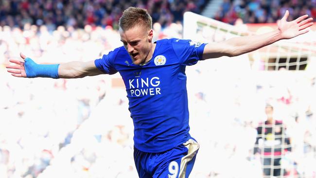 Jamie Vardy has agreed to a new four-year deal with Leicester City.