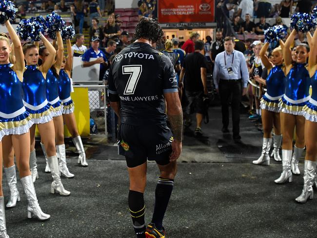 Johnathan Thurston walks from the field after losing against the Bulldogs.