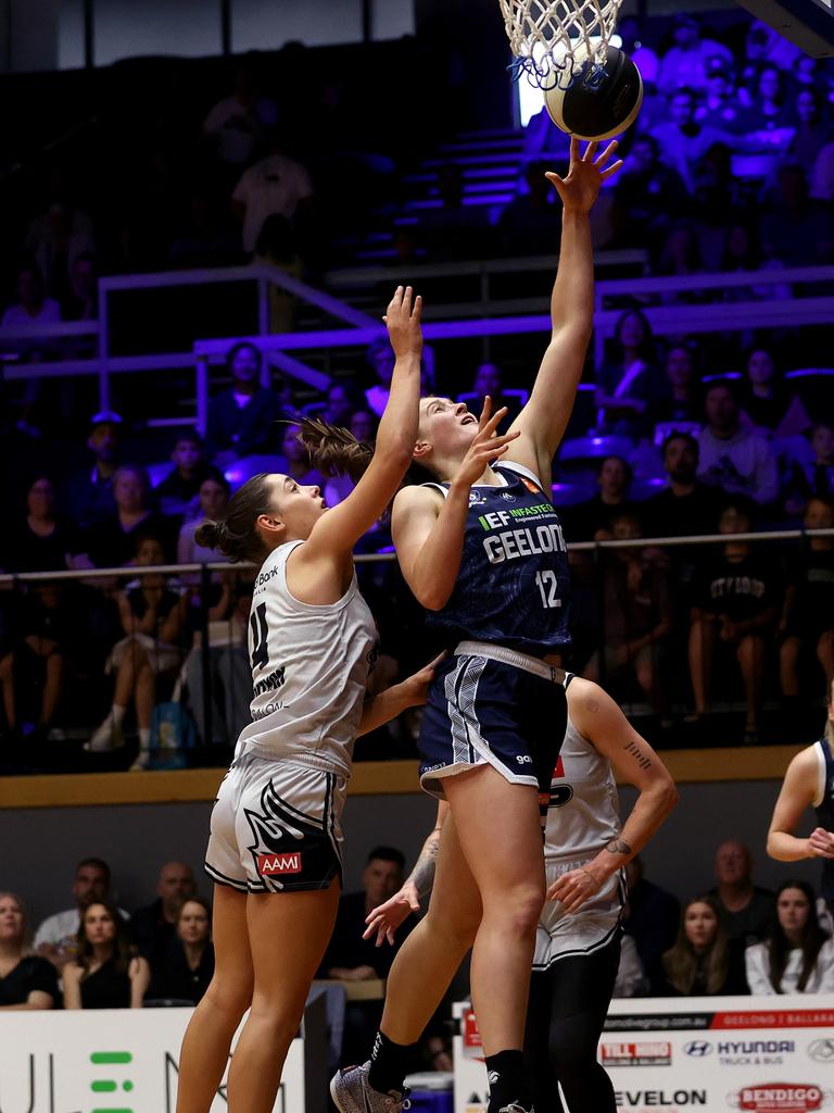 Hannah Hank puts up a shot in the paint for United. Picture: Kelly Defina/Getty Images