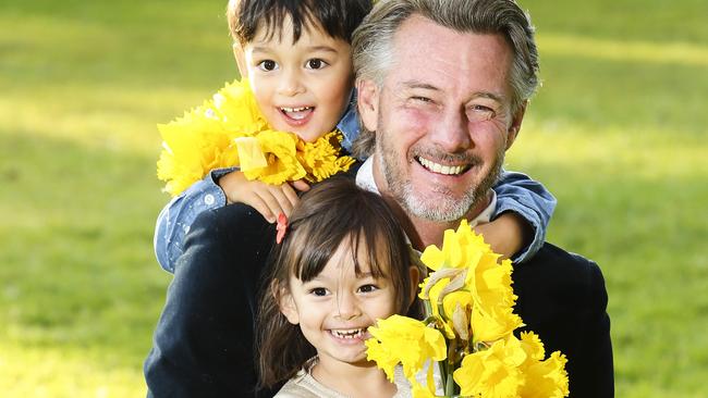 Barry Du Bois with his twins Bennet and Arabella, 3, at Centennial Park, today. Cancer CouncilÕs Daffodil Day this year isplace on Friday 28 August. Picture: Justin Lloyd