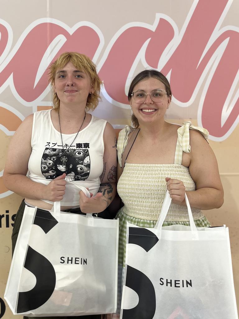 Cody Massey, left, and her sister Taylor Massey, right.