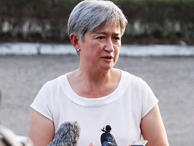 This handout picture released by Australia's Department of Foreign Affairs and Trade on June 17, 2022, shows Australian Minister for Foreign Affairs Penny Wong speaking to the media at Burns Creek in the suburbs of Solomon Islands capital city Honiara during her official visit. (Photo by Dion Isaacson / Australia's Department of Foreign Affairs and Trade (DFAT) / Australia Global Alumni / AFP) / XGTY / RESTRICTED TO EDITORIAL USE - MANDATORY CREDIT "AFP PHOTO / AUSTRALIA'S DEPARTMENT OF FOREIGN AFFAIRS AND TRADE / DION ISAACSON " - NO MARKETING NO ADVERTISING CAMPAIGNS - DISTRIBUTED AS A SERVICE TO CLIENTS