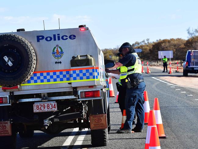 25-03-20 -Police check vehicles on the South Australia and Northern Territory border. Picture Chloe Erlich