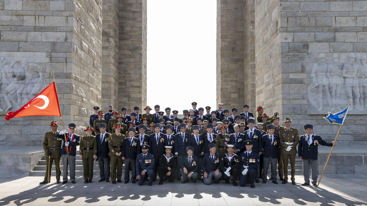 Personnel from Australia's Federation Guard, New Zealand Defence Force and Turkish veterans gather for a group photo following the Turkish international service at Gallipoli, Turkey.