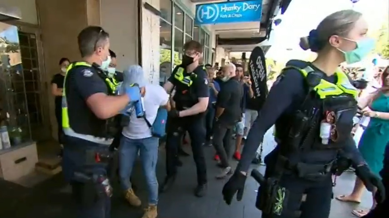 Anti-lockdown protest in Oakleigh leads to three arrests | Sky News ...