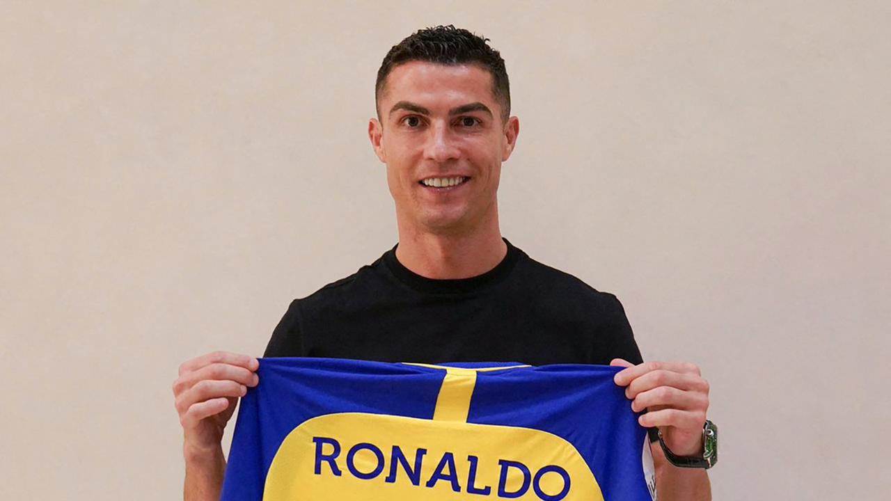 A handout picture released by Saudi Arabia's Al Nassr football club on their Twitter account shows Portugal's forward Cristiano Ronaldo posing with the club's number seven jersey in Madrid on December 30, 2022 upon signing for the Saudi Arabian club. - Ronaldo signed for Al Nassr of Saudi Arabia, the club announced, in a deal believed to be worth more than 200 million euros. The 37-year-old penned a contract which will take him to June 2025. (Photo by Al Nassr Football Club / AFP) / == RESTRICTED TO EDITORIAL USE - MANDATORY CREDIT "AFP PHOTO / HO /AL NASSR FOOTBALL CLUB" - NO MARKETING NO ADVERTISING CAMPAIGNS - DISTRIBUTED AS A SERVICE TO CLIENTS ==