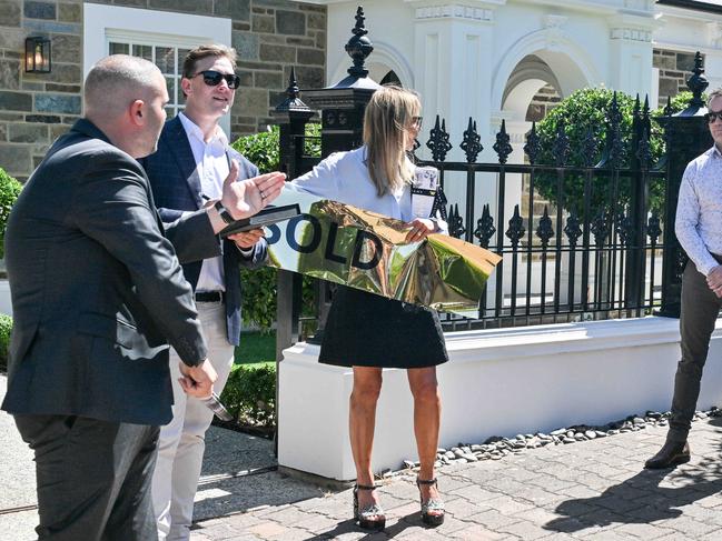 DECEMBER 7, 2024: Cricketer Alex Carey and his wife Eloise sold their Netherby home for $2,750,000. Auctioneer Jonathon Kritsis sells the home to a South Australian farming family. Picture: Brenton Edwards