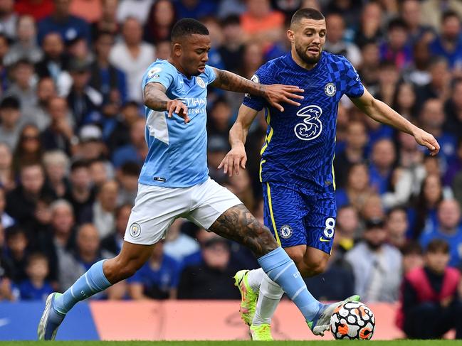 Manchester City's Brazilian striker Gabriel Jesus (L) vies with Chelsea's Croatian midfielder Mateo Kovacic during the English Premier League football match between Chelsea and Manchester City at Stamford Bridge in London on September 25, 2021. (Photo by Ben STANSALL / AFP) / RESTRICTED TO EDITORIAL USE. No use with unauthorized audio, video, data, fixture lists, club/league logos or 'live' services. Online in-match use limited to 120 images. An additional 40 images may be used in extra time. No video emulation. Social media in-match use limited to 120 images. An additional 40 images may be used in extra time. No use in betting publications, games or single club/league/player publications. /