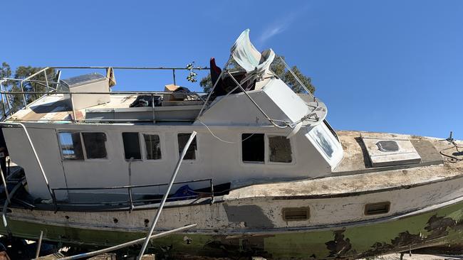 Derelict boat removed from Wynnum Creek.