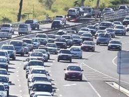 WATCH: Peak hour chaos on major highway after multi-vehicle crash